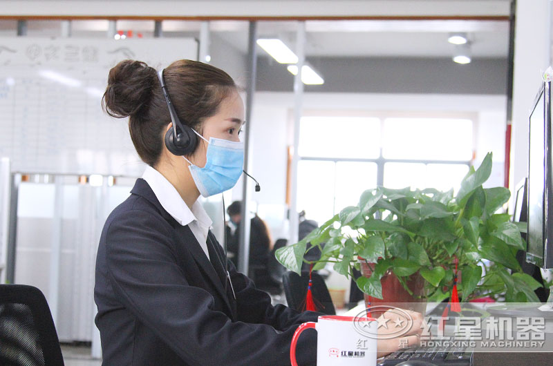 24小時(shí)客服全身心工作，用專注點(diǎn)亮了責(zé)任