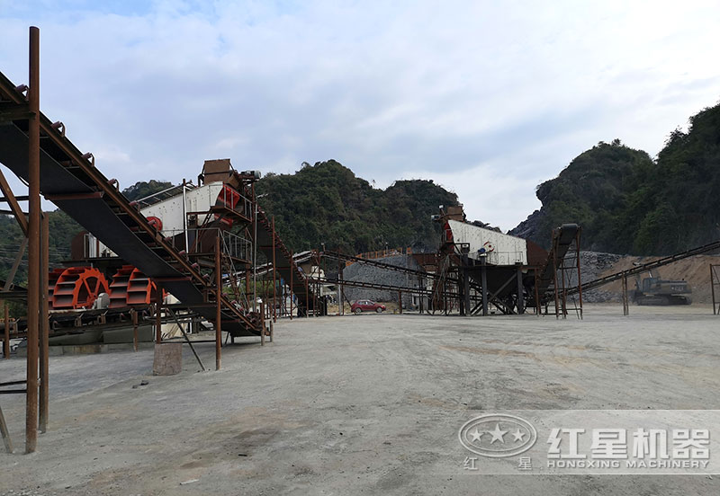 方案三配置現(xiàn)場：破碎機(jī)+制砂機(jī)+洗砂機(jī)，費(fèi)用80萬以上